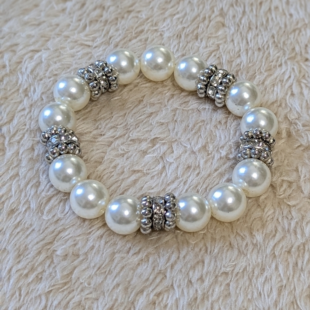 Elegant Silver and White Faux Pearl Bracelet - Stretchy - Picture 3 of 6
